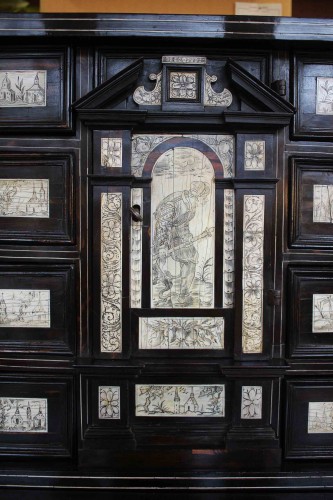Antiquités - 17th Century Cabinet