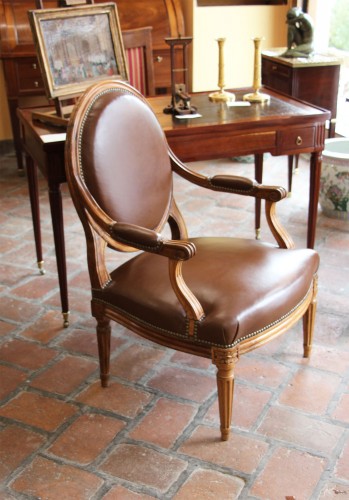 Large paire de fauteuils à dossiers plats d’époque Louis XV - Sièges Style Louis XVI