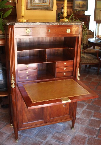 Mobilier Bureau et Secrétaire - Secrétaire en acajou Louis XVI estampillé Fidelys SCHEY