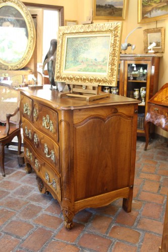 Mobilier Commode - Commode galbée en noyer d’époque XVIIIe