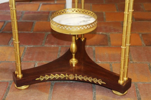Circular neoclassical style pedestal table  - Furniture Style 