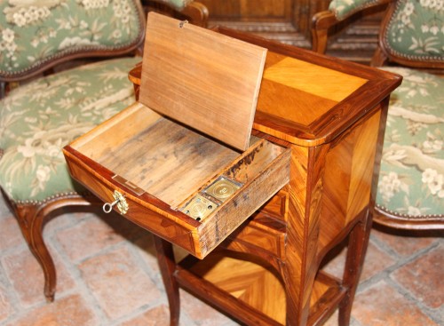 Petite table volante ou «chiffonnière» d’époque Louis XV - Galerie de Crécy