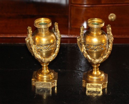 Luminaires Bougeoirs et Chandeliers - Paire de flambeaux en cassolettes d'époque Louis XVI