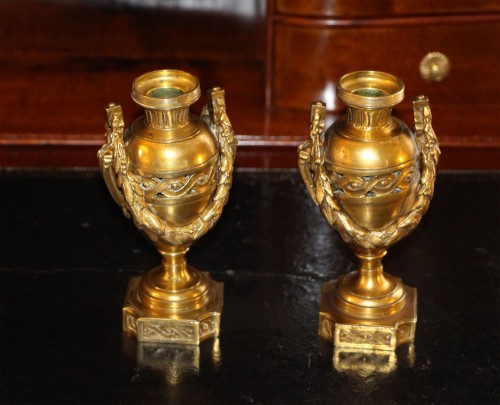 Luminaires Bougeoirs et Chandeliers - Paire de flambeaux en cassolettes d'époque Louis XVI