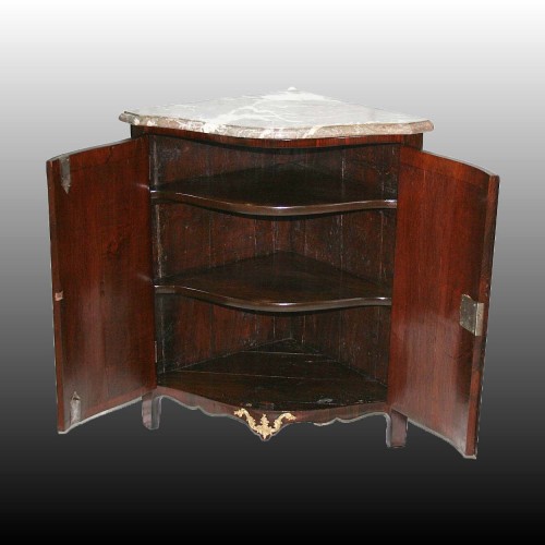 A Louis XV  Corner cabinet  - Furniture Style Louis XV