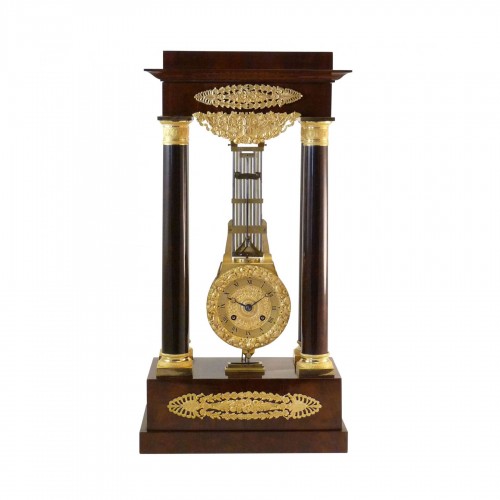 Pendule balancelle en acajou d'époque Charles X