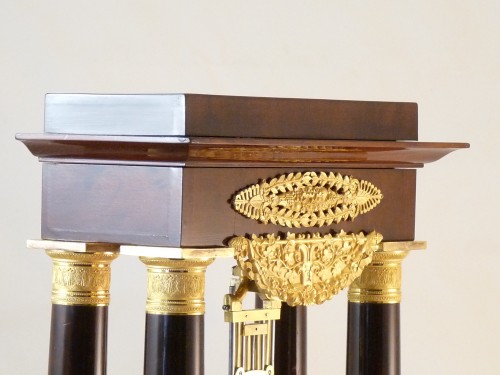 XIXe siècle - Pendule balancelle en acajou d'époque Charles X