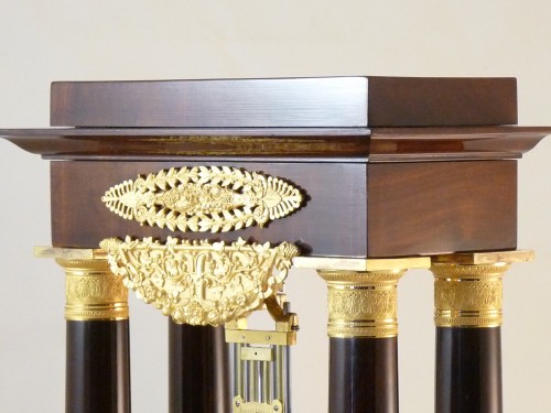 Antiquités - Pendule balancelle en acajou d'époque Charles X