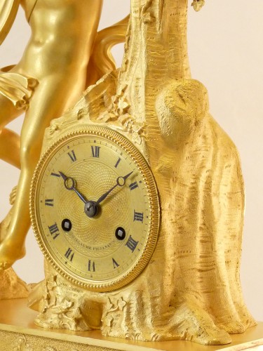 XIXe siècle - Zéphyr, pendule d'époque Restauration en bronze doré