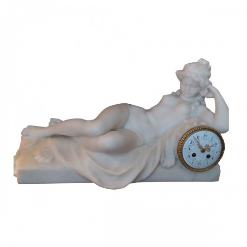 Pendule Odalisque allongée en marbre de Carrare fin 19e signée Clodion