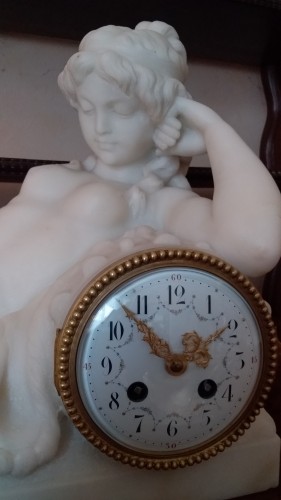 Pendule Odalisque allongée en marbre de Carrare fin 19e signée Clodion - Horlogerie Style Napoléon III