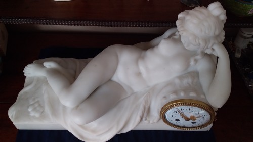Pendule Odalisque allongée en marbre de Carrare fin 19e signée Clodion - Galerie de Fontaine