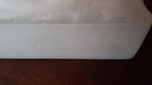 XIXe siècle - Pendule Odalisque allongée en marbre de Carrare fin 19e signée Clodion