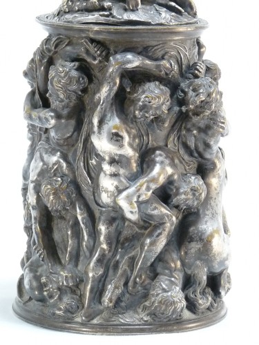 XIXe siècle - Urne couverte en bronze argenté