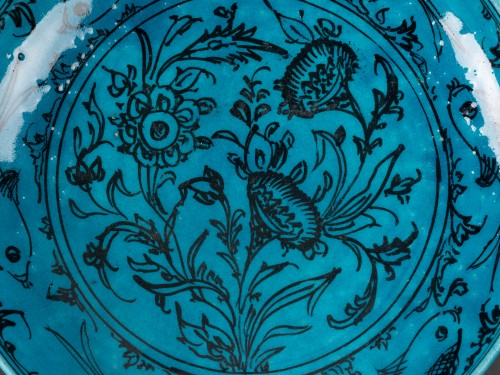 Céramiques, Porcelaines  - Plat perse à motifs de tulipes et de poissons