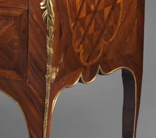 Tall chest of drawers on legs,  Louis XV period - Furniture Style Louis XV