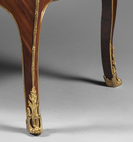 Tall chest of drawers on legs,  Louis XV period - Louis XV