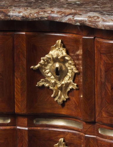 18th century - Important Griffin Chest of Drawers