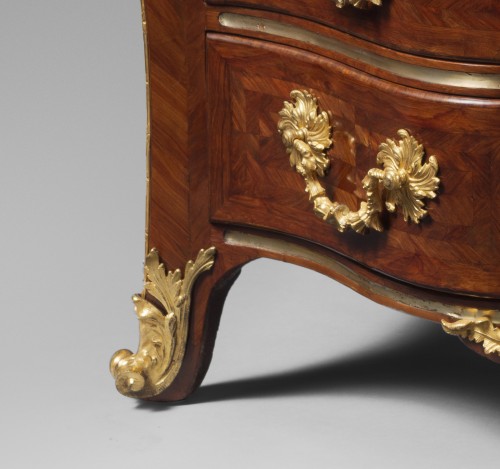 Louis XV - Important Griffin Chest of Drawers