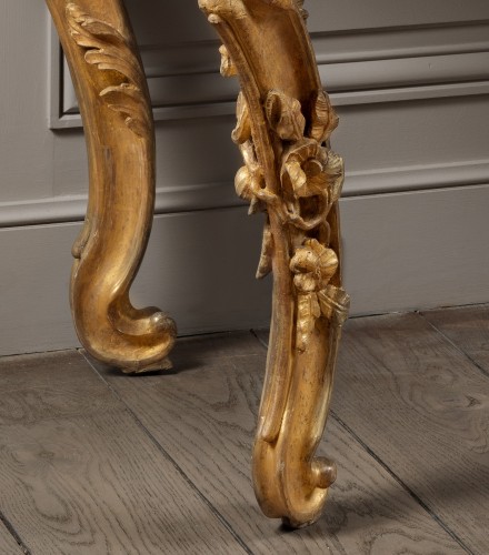 Mobilier Console - Console en bois sculpté et doré d' Epoque Louis XV