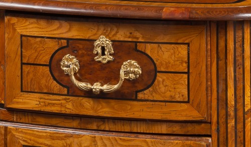 Chest of drawers from the Grenoble region, circa 1740 - Furniture Style Louis XV
