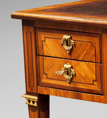 XVIIIe siècle - Bureau à caisson d’époque Louis XVI