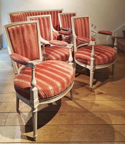 Salon composé d’un petit canapé et de quatre fauteuils en cabriolet - Galerie Delvaille
