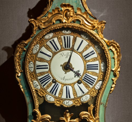 Cartel rocaille en corne verte - Paris, milieu du 18e siècle - Horlogerie Style Louis XV