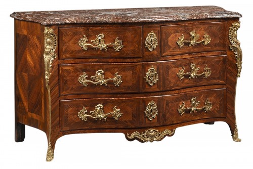 Importante commode à façade et cotés mouvementés estampillée Louis Delaître