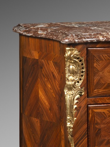Important chest of drawers with a curved front and sides Stamped Louis Dela - Furniture Style Louis XV