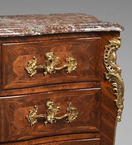 Important chest of drawers with a curved front and sides Stamped Louis Dela - 