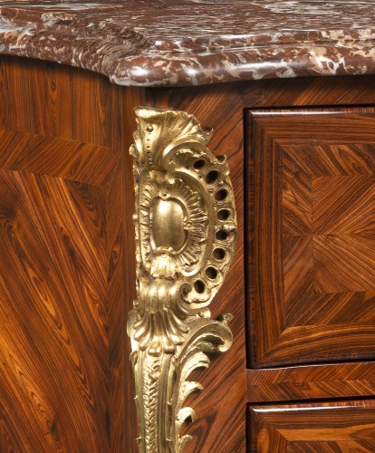 18th century - Important chest of drawers with a curved front and sides Stamped Louis Dela