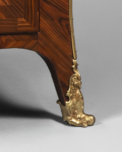 Louis XV - Important chest of drawers with a curved front and sides Stamped Louis Dela