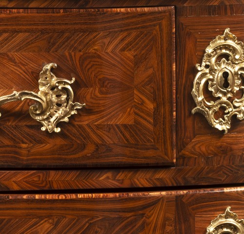 Antiquités - Important chest of drawers with a curved front and sides Stamped Louis Dela