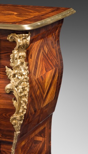 Rare commode en sarcophage attribuée à Doirat (1675-1732) - Furniture Style French Regence