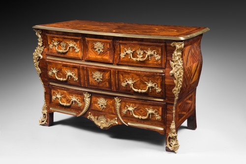 XVIIIe siècle - Commode en sarcophage attribuée à Doirat (1675-1732)