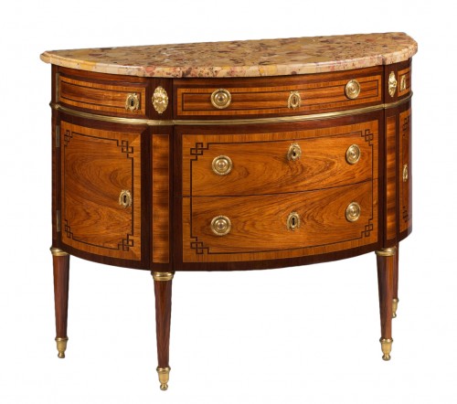 Commode de forme Demi-Lune, Estampillée Roger Lacroix (1728-1799)