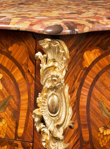 Mobilier Commode - Importante Commode par J.B. TUART, époque Louis XV