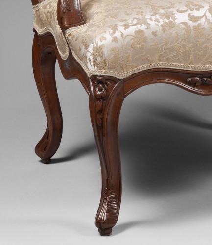 Louis XV - Pair of Louis XV period &quot;A la Reine&quot; armchairs