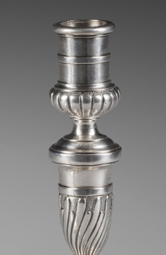 Paire de petits flambeaux en métal argenté, Première moitié du XVIIIe siècle - Luminaires Style Louis XV