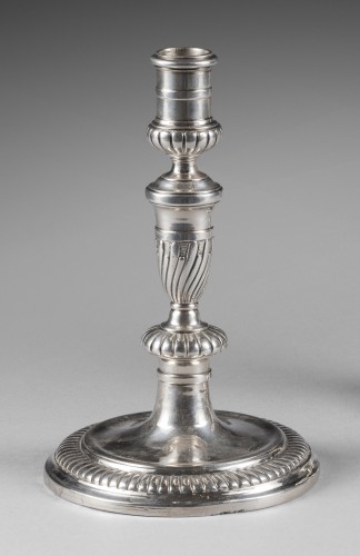 Luminaires Bougeoirs et Chandeliers - Paire de petits flambeaux en métal argenté, Première moitié du XVIIIe siècle