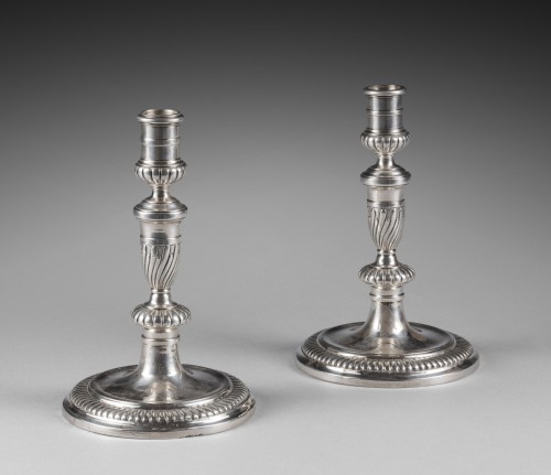 XVIIIe siècle - Paire de petits flambeaux en métal argenté, Première moitié du XVIIIe siècle