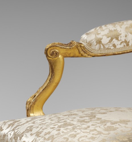 Quatre Fauteuils d’Apparat en bois sculpté et doré, Ile de France circa 1720 - Galerie Delvaille