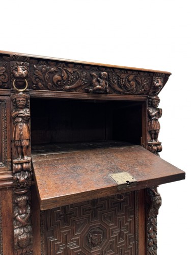 Buffet brugeois du XVIIe siècle richement sculpté - 