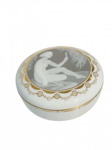 Sèvres - Art Deco Lidded Box decorated with a cameo motif