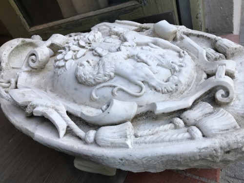 XVIe siècle et avant - Blason italien en marbre