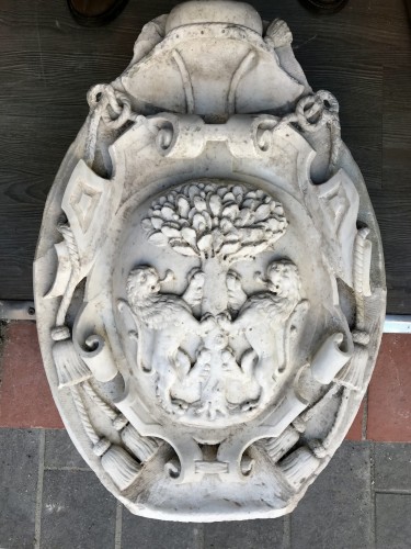 Renaissance - Italian coats of arms marble stem