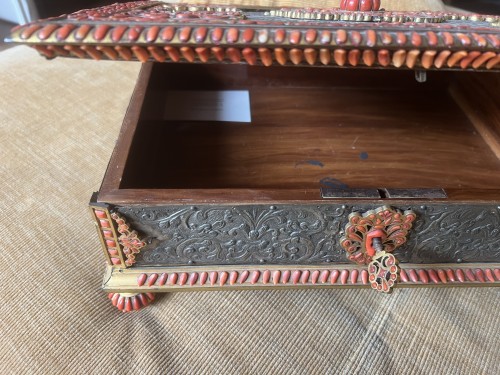 Louis XIII - Coffret en corail, argent et bronze doré