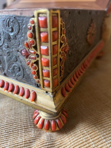Antiquités - Coffret en corail, argent et bronze doré