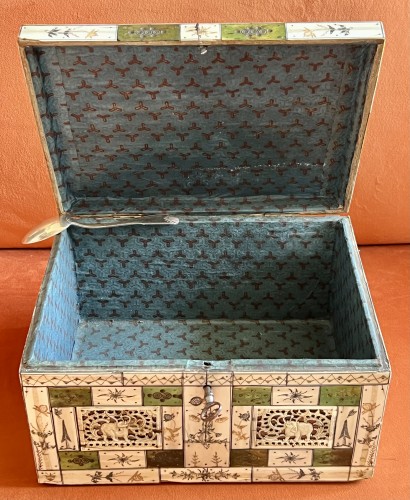 Coffret Russe à l’éléphant en ivoire de morse du XVIII siècle - Objets de Vitrine Style Louis XV